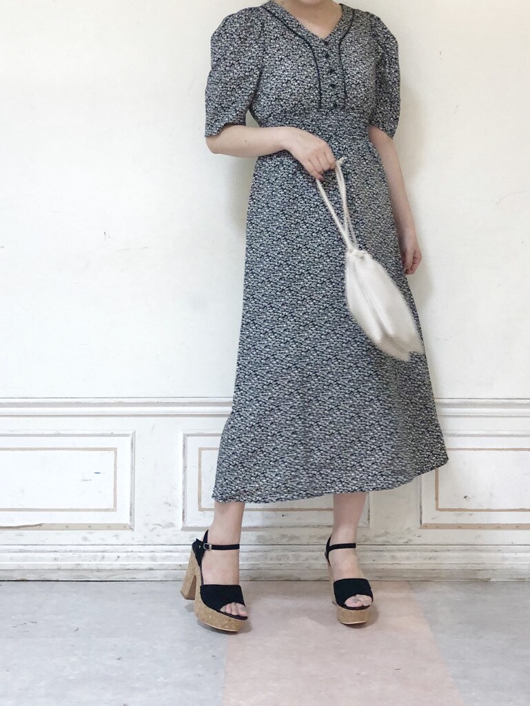 ブラック系のサンダル、ホワイト系のハンドバッグ、ブラック系のサンダルを着用したレディースの夏コーディネートの2枚目の写真