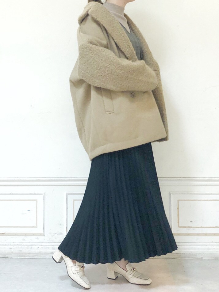 ベージュ系のニット/セーター、その他のワンピース、ベージュ系のその他アウターを着用したレディースの秋コーディネートの2枚目の写真