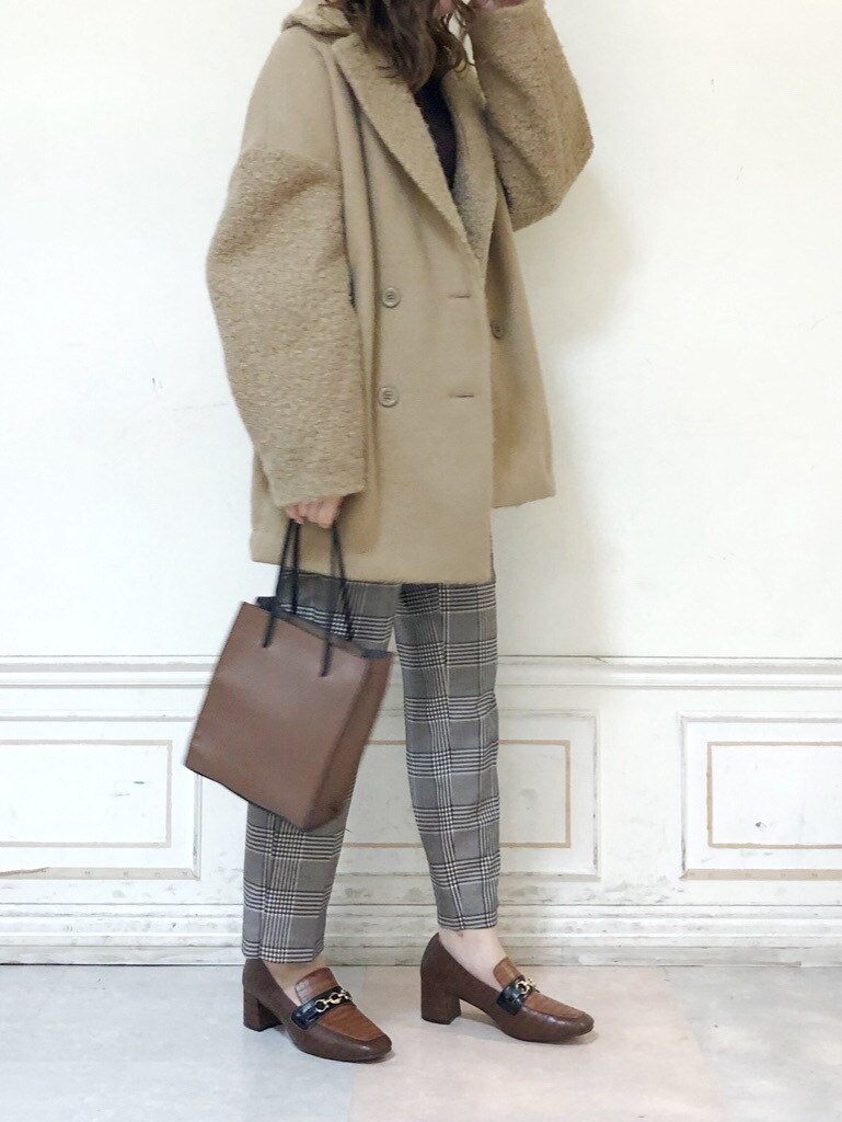 ブラウン系のハンドバッグ、その他のその他パンツ、ベージュ系のその他アウターを着用したレディースの夏コーディネートの4枚目の写真