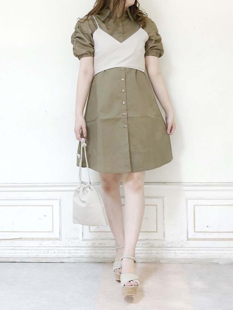 ブラウン系のワンピース、ホワイト系のハンドバッグ、ベージュ系のサンダルを着用したレディースの夏コーディネートの3枚目の写真