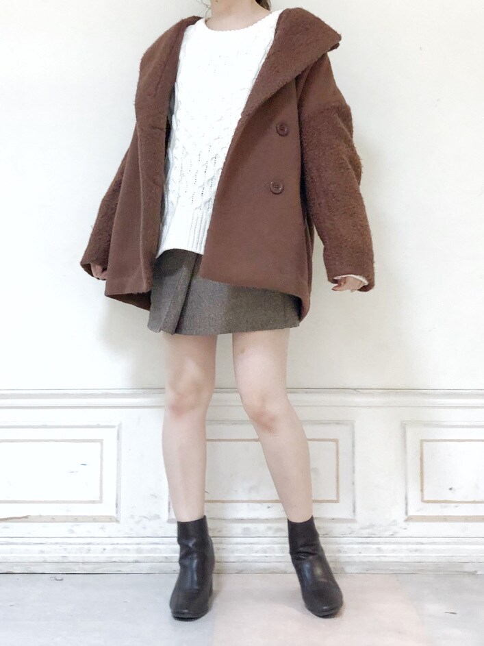 ブラウン系のその他アウター、ブラウン系のスカート、ブラウン系のブーツを着用したレディースの秋コーディネートの2枚目の写真