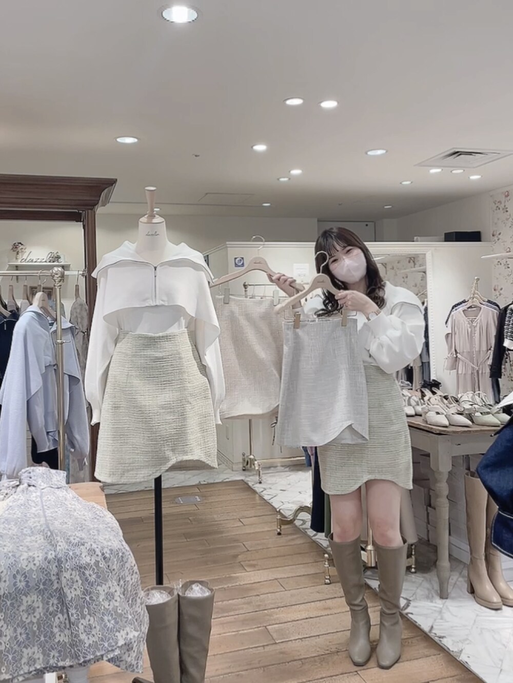 グリーン系のスカート、ベージュ系のブーツ、ホワイト系のニット/セーターを着用したレディースの冬コーディネートの4枚目の写真