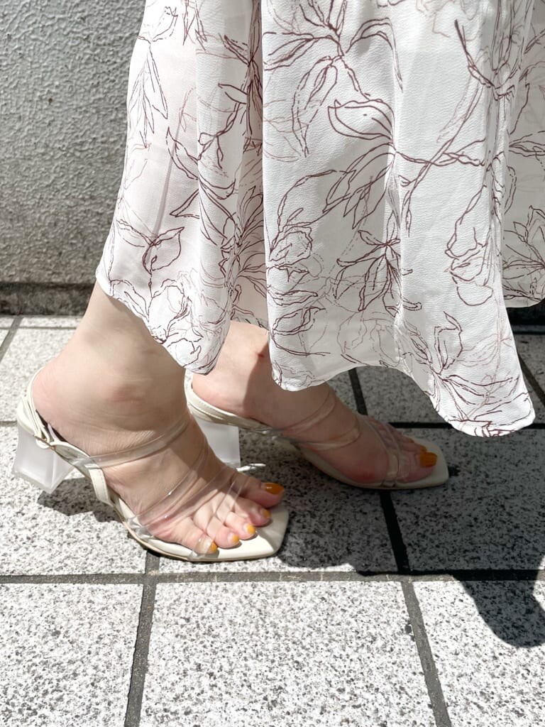 パープル系のサンダル、ホワイト系のショルダーバッグ、ホワイト系のワンピースを着用したレディースの春コーディネートの9枚目の写真