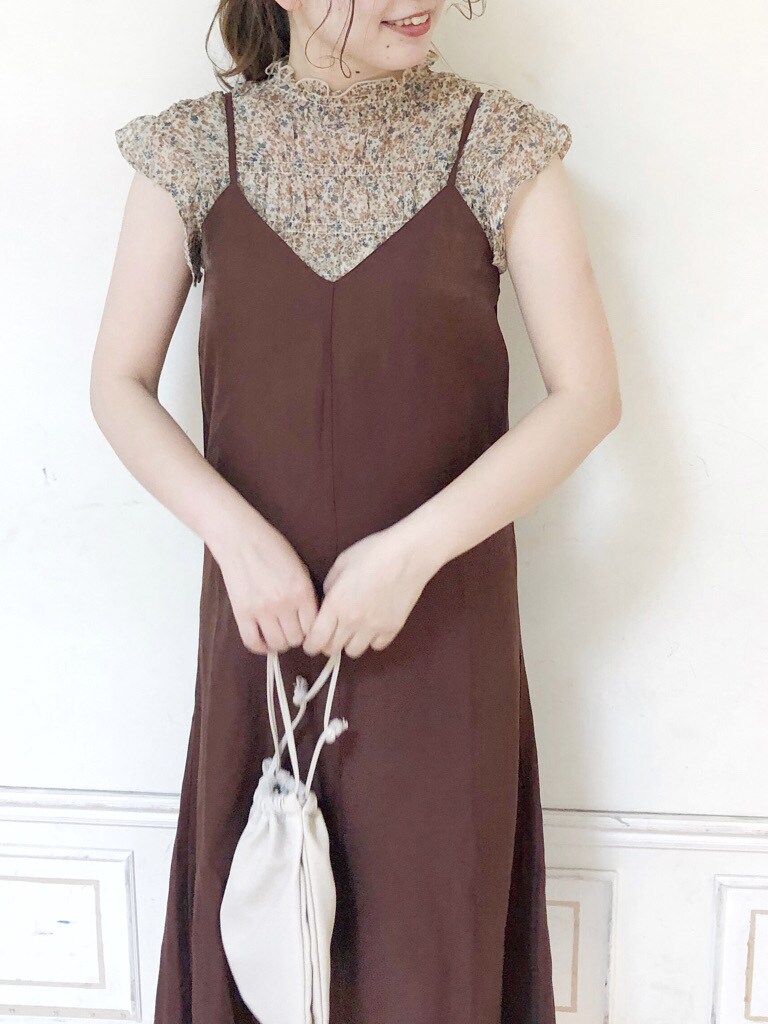 ブラウン系のワンピース、ホワイト系のハンドバッグ、その他のシャツ/ブラウスを着用したレディースの夏コーディネートの3枚目の写真