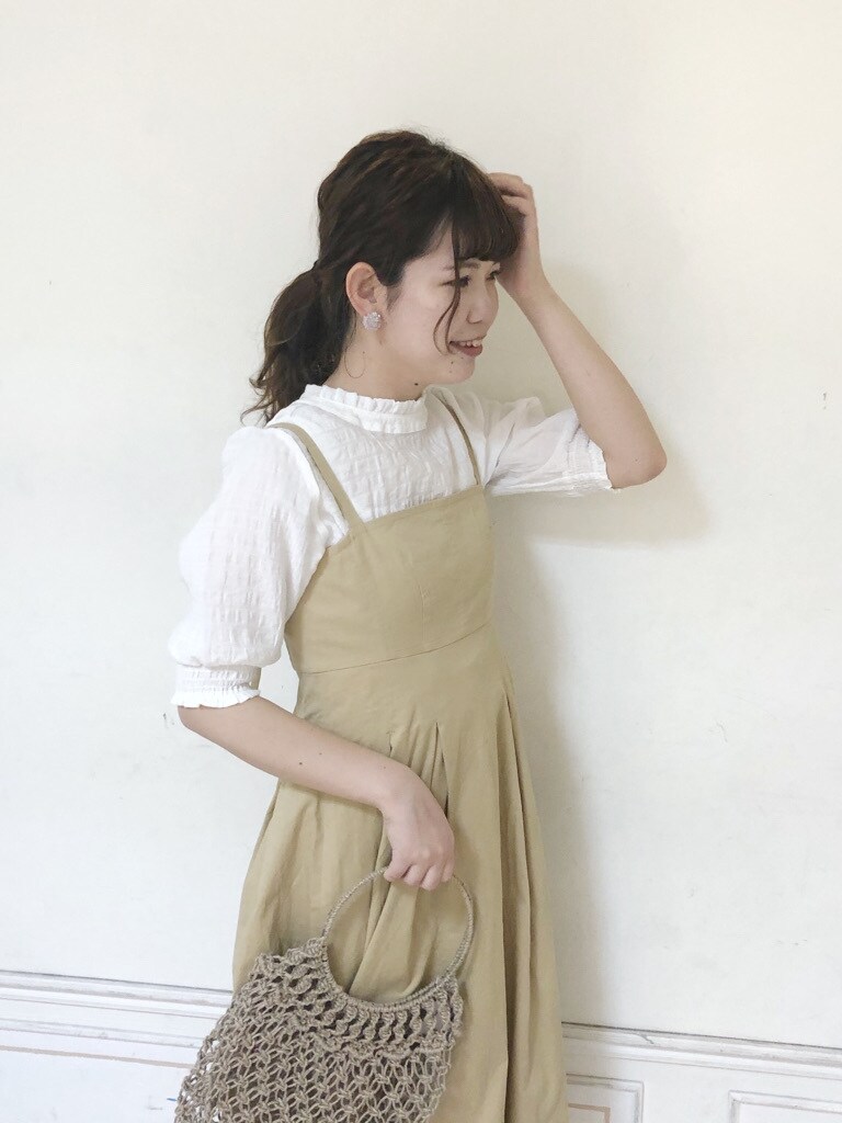 ベージュ系のワンピース、ホワイト系のシャツ/ブラウス、ホワイト系のパンプスを着用したレディースの春コーディネートの4枚目の写真