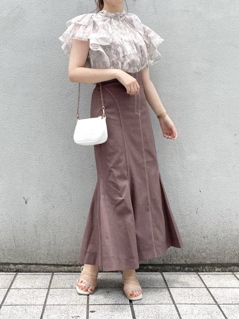 パープル系のサンダル、ベージュ系のシャツ/ブラウス、ブラウン系のスカートを着用したレディースの夏コーディネートの2枚目の写真