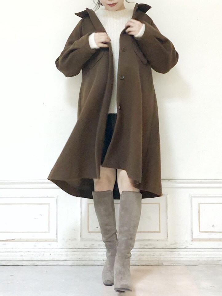 ブラウン系のその他アウター、ブラック系のスカート、ベージュ系のその他シューズを着用したレディースの秋コーディネートの2枚目の写真