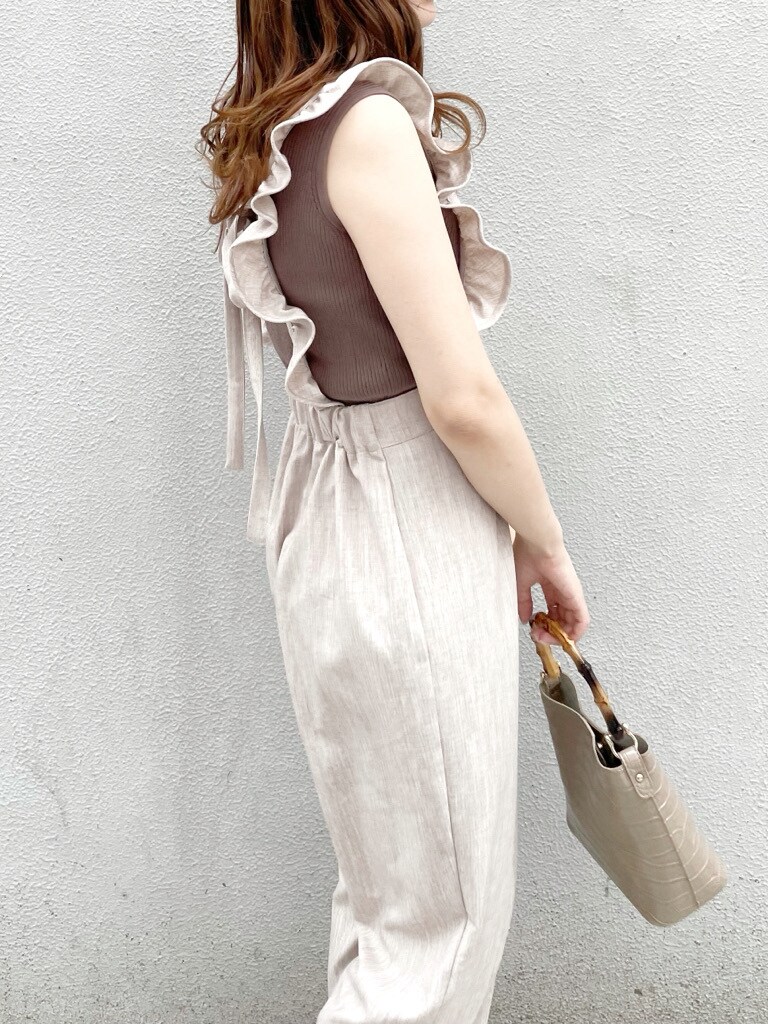 ブラウン系のサロペット/オーバーオール、その他のサンダル、ベージュ系のニット/セーターを着用したレディースの春コーディネートの4枚目の写真