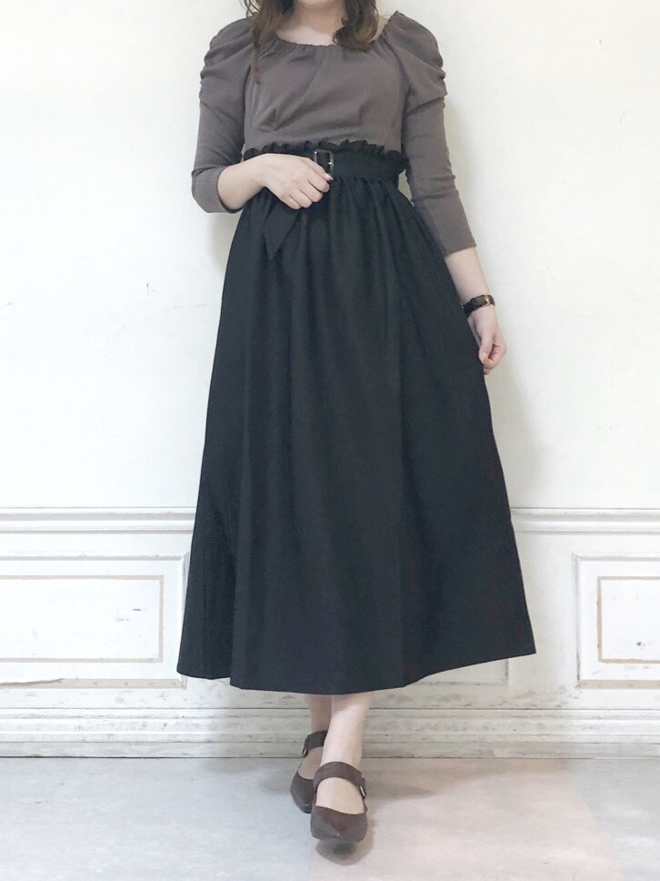 ベージュ系のトレンチコート、ブラウン系のパンプス、ブラウン系のワンピースを着用したレディースの秋コーディネートの3枚目の写真