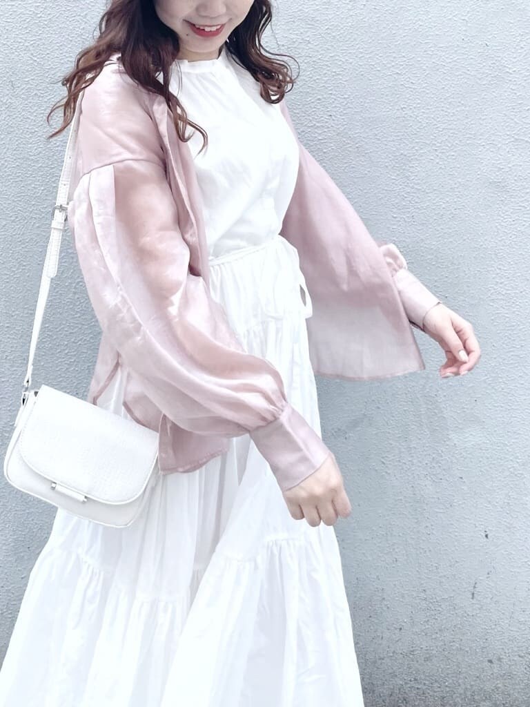 ホワイト系のワンピース、ピンク系のシャツ/ブラウス、ホワイト系のパンプスを着用したレディースの春コーディネートの7枚目の写真