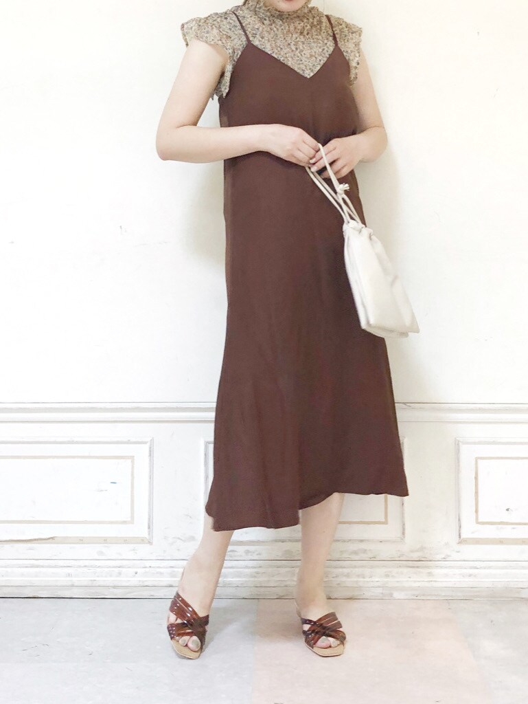 ブラウン系のワンピース、ホワイト系のハンドバッグ、その他のシャツ/ブラウスを着用したレディースの夏コーディネートの2枚目の写真