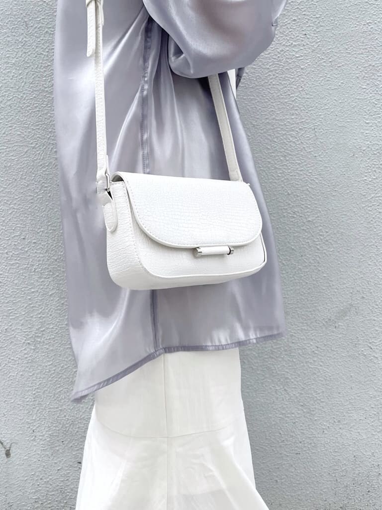 ホワイト系のワンピース、パープル系のシャツ/ブラウス、ホワイト系のパンプスを着用したレディースの春コーディネートの7枚目の写真