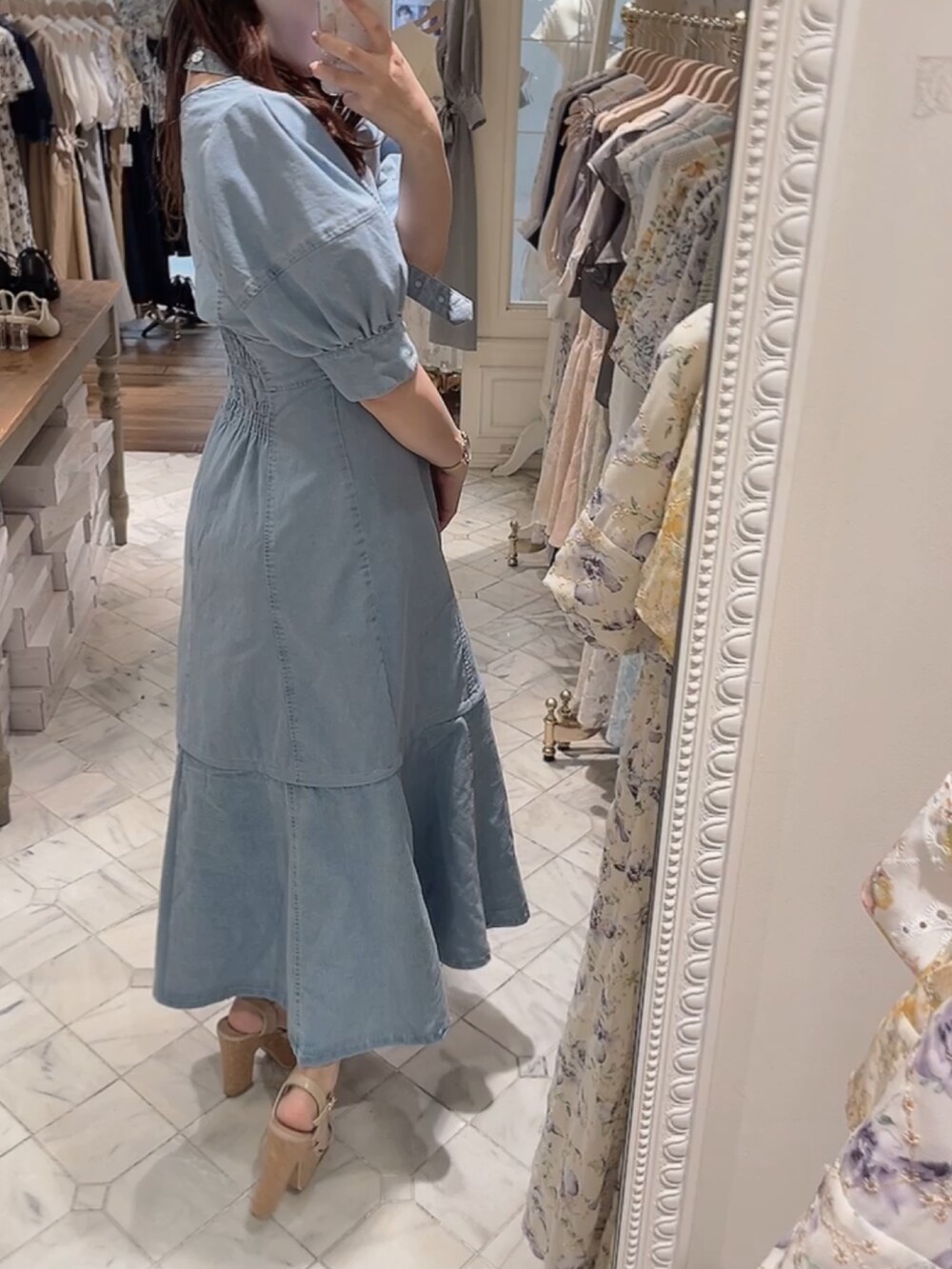 ブルー系のワンピース、ホワイト系のサンダル、ブルー系のカーディガン/ボレロを着用したレディースの春コーディネートの3枚目の写真