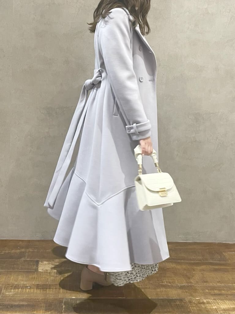 ホワイト系のワンピース、ベージュ系のローファー、ベージュ系のローファーを着用したレディースの秋コーディネートの3枚目の写真