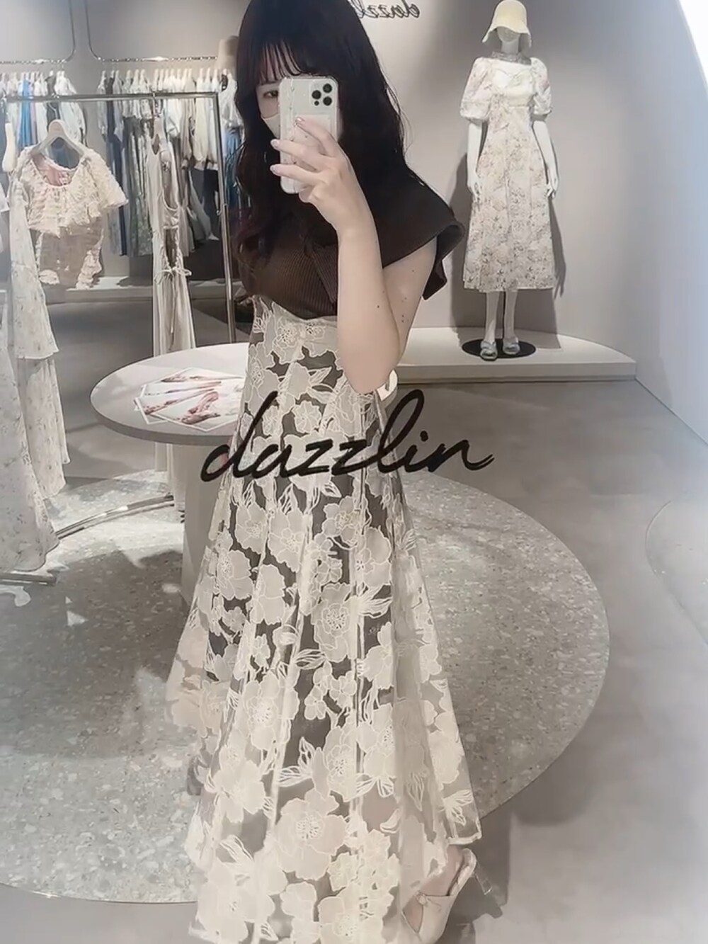 ブラウン系のワンピースを着用したレディースの春コーディネートの2枚目の写真