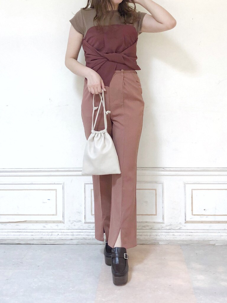 ブラウン系のその他パンツ、ブラウン系のローファー、ホワイト系のハンドバッグを着用したレディースの夏コーディネートの2枚目の写真