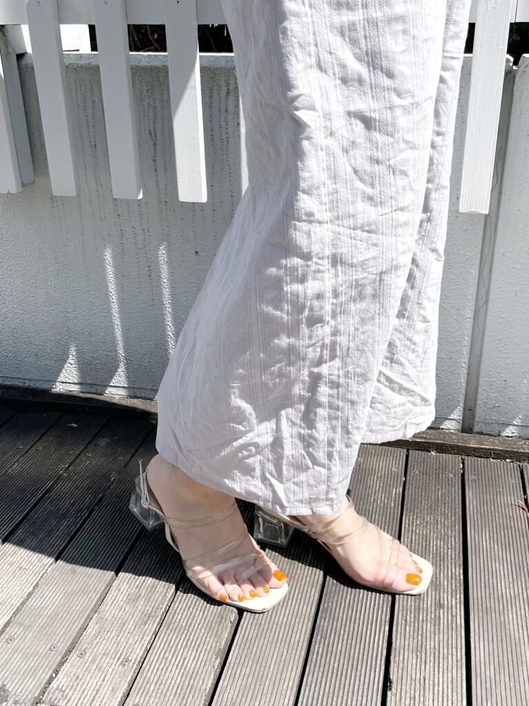 ブルー系のワンピース、その他のサンダルを着用したレディースの夏コーディネートの9枚目の写真