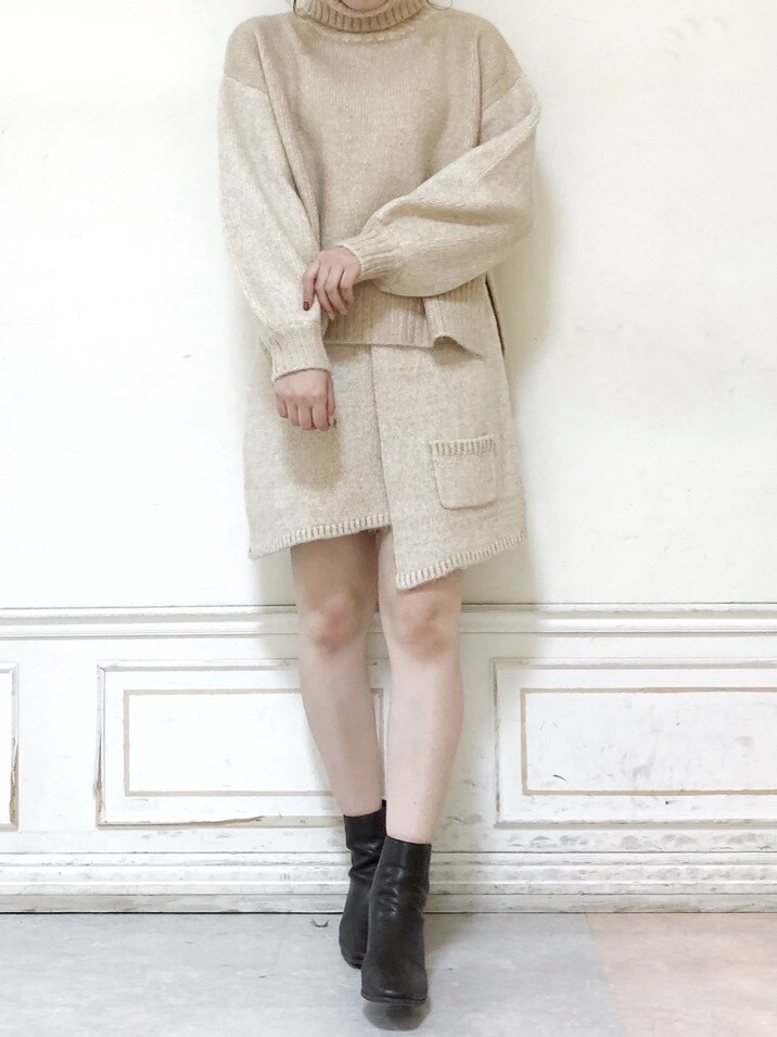 ベージュ系のスカート、ブラウン系のブーツ、ベージュ系のニット/セーターを着用したレディースの秋コーディネートの3枚目の写真