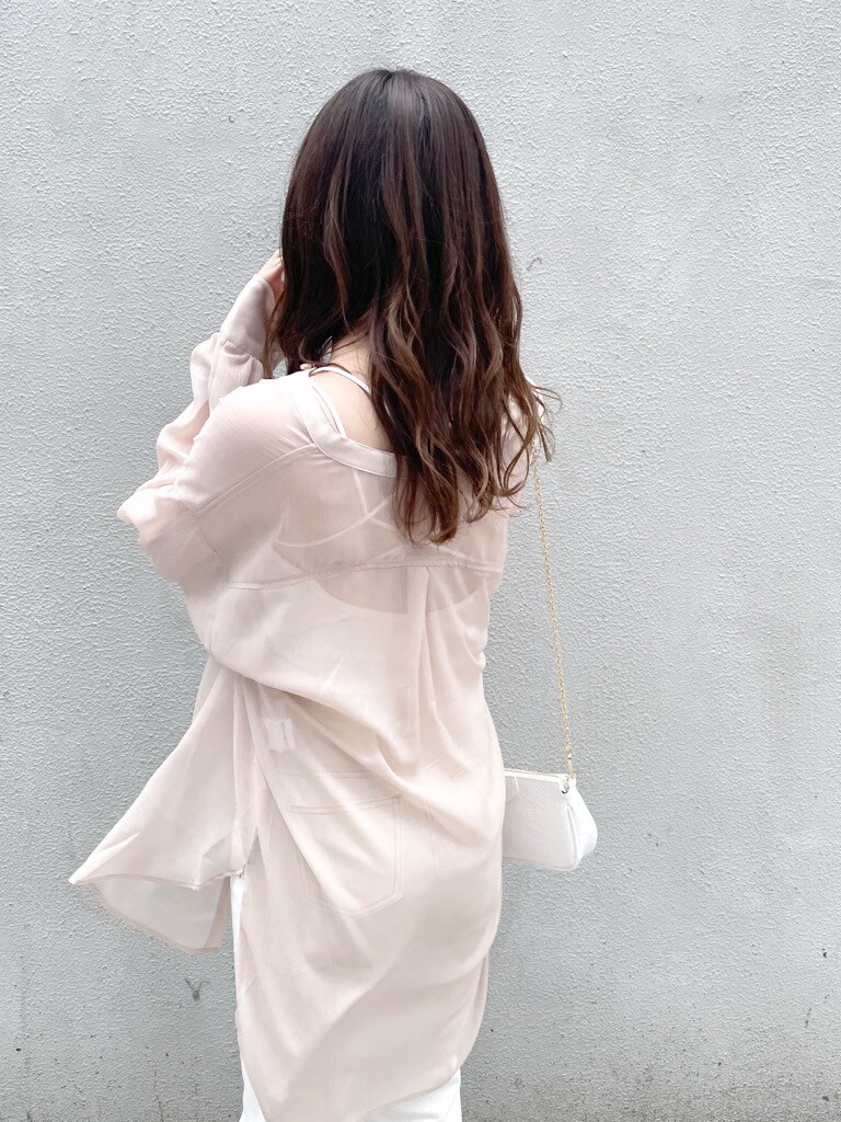 ピンク系のシャツ/ブラウス、ホワイト系のキャミソール、ホワイト系のショルダーバッグを着用したレディースの春コーディネートの4枚目の写真