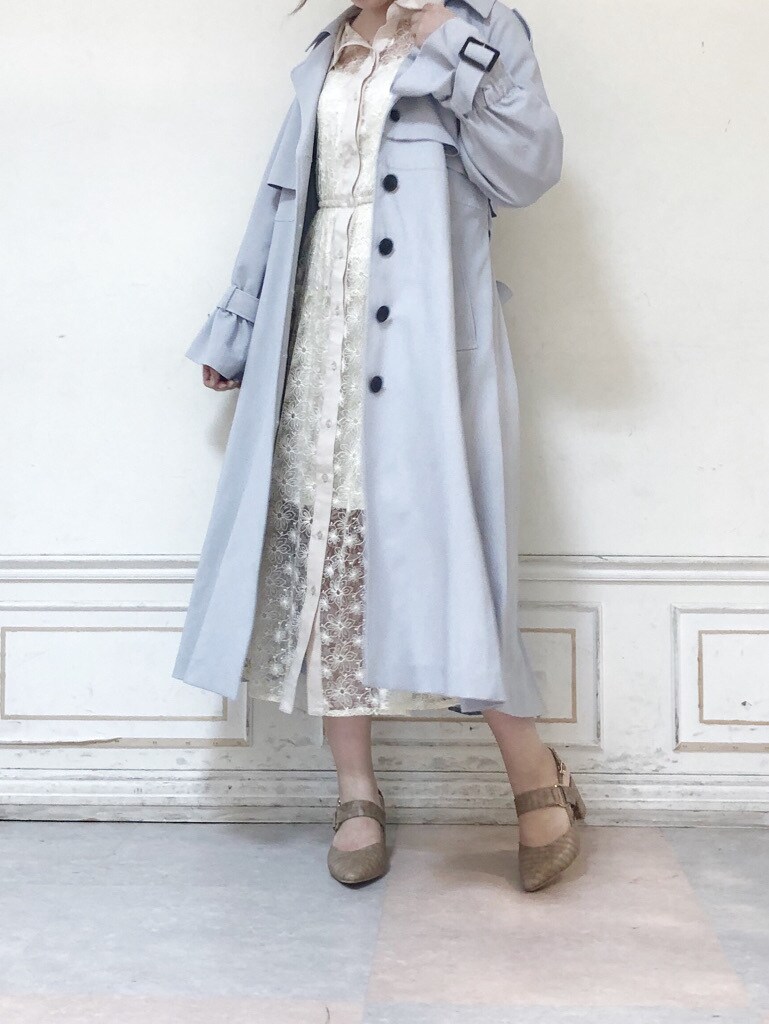 ブルー系のトレンチコート、ホワイト系のワンピース、ベージュ系のパンプスを着用したレディースの夏コーディネートの3枚目の写真