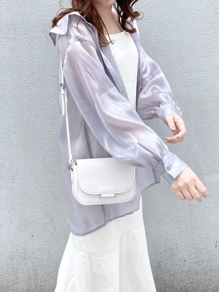 ホワイト系のワンピース、パープル系のシャツ/ブラウス、ホワイト系のパンプスを着用したレディースの春コーディネートの4枚目の写真