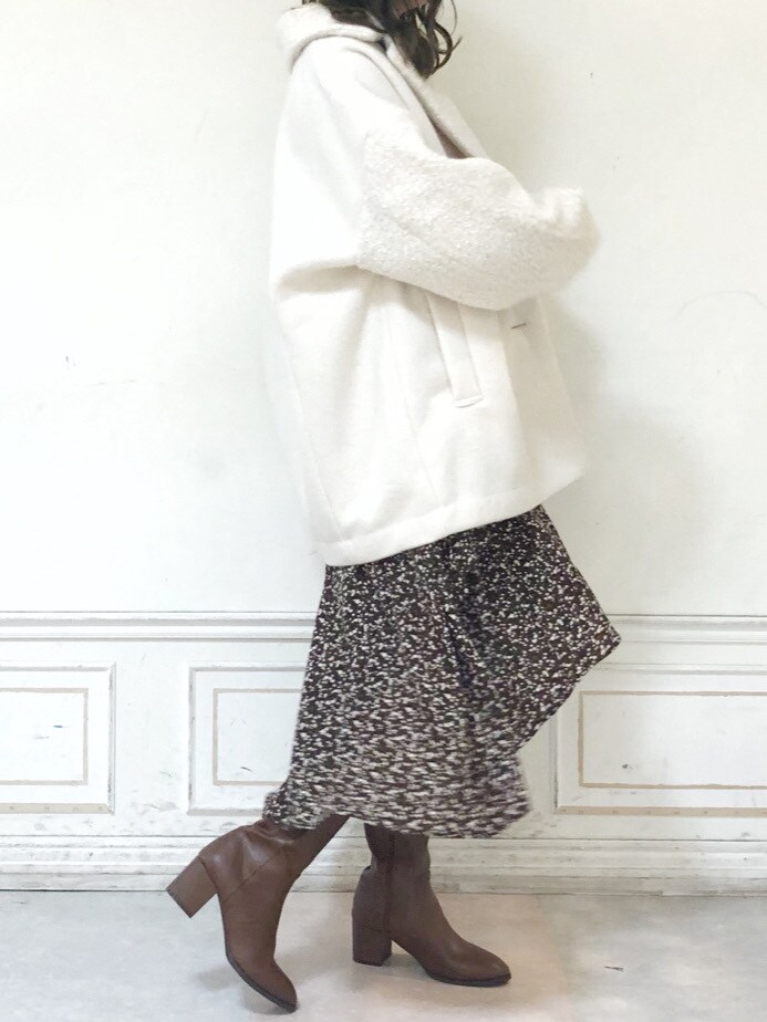 ホワイト系のその他アウター、ブラウン系のワンピース、ブラウン系のブーツを着用したレディースの秋コーディネートの3枚目の写真