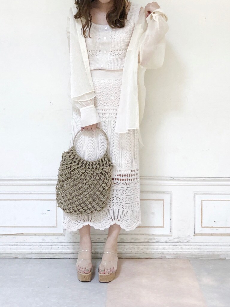 ベージュ系のハンドバッグ、その他のサンダル、ホワイト系のスカートを着用したレディースの夏コーディネートの2枚目の写真