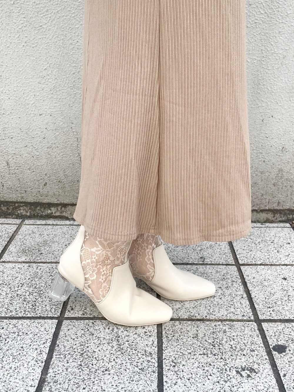 ベージュ系のワンピース、ベージュ系のブーツを着用したレディースの冬コーディネートの5枚目の写真