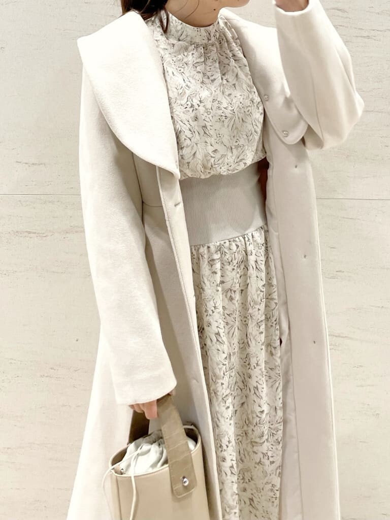 ホワイト系のその他アウター、ホワイト系のワンピース、ベージュ系のブーツを着用したレディースの夏コーディネートの4枚目の写真