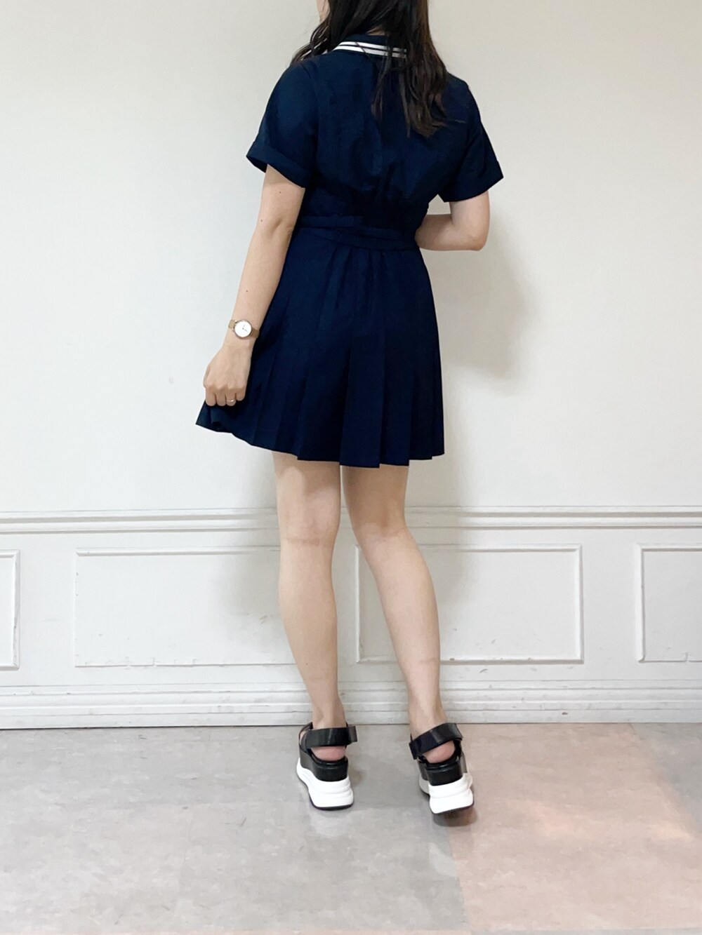 ブルー系のワンピース、ブラック系のサンダルを着用したレディースの夏コーディネートの2枚目の写真