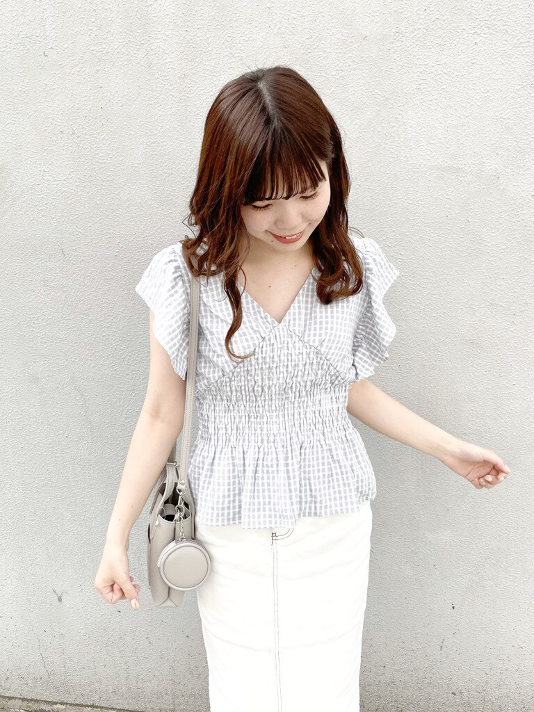 グレー系のハンドバッグ、ブルー系のシャツ/ブラウス、ホワイト系のスカートを着用したレディースの春コーディネートの7枚目の写真