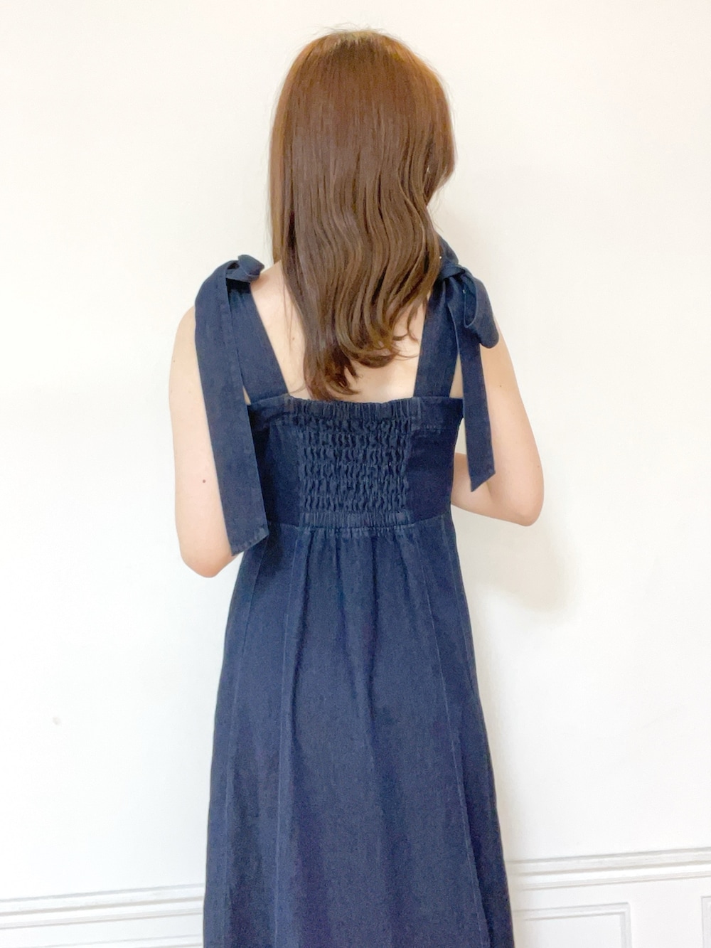 ブルー系のワンピース、グレー系のサンダルを着用したレディースの夏コーディネートの3枚目の写真