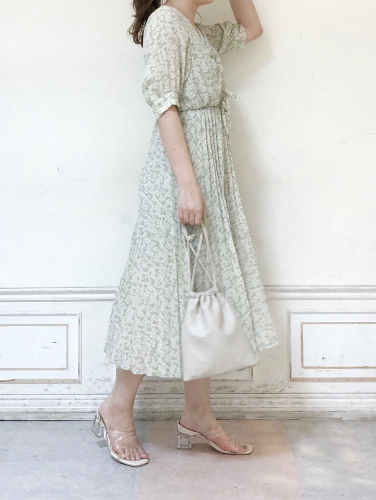 ホワイト系のハンドバッグ、グリーン系のワンピース、その他のサンダルを着用したレディースの夏コーディネートの2枚目の写真