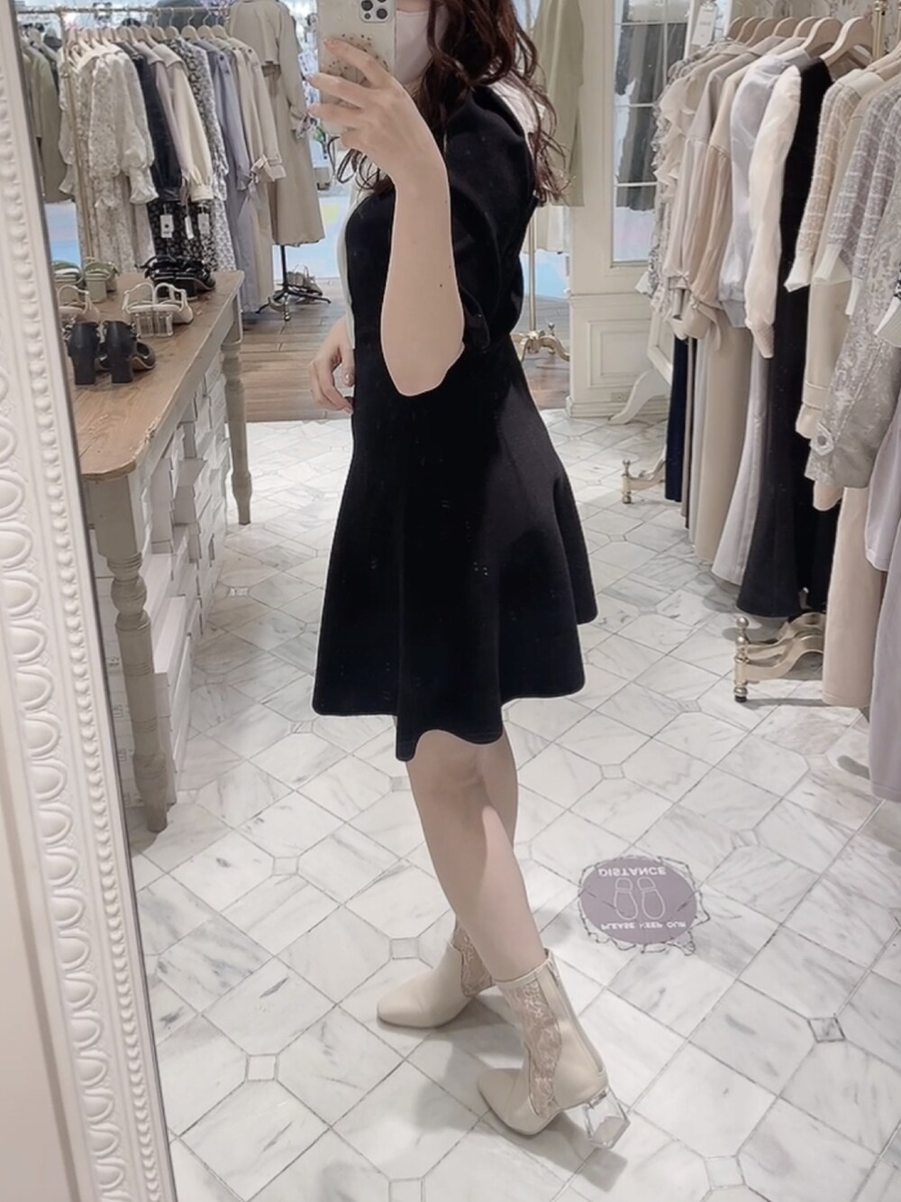 ブラック系のワンピース、ベージュ系のブーツを着用したレディースの冬コーディネートの5枚目の写真