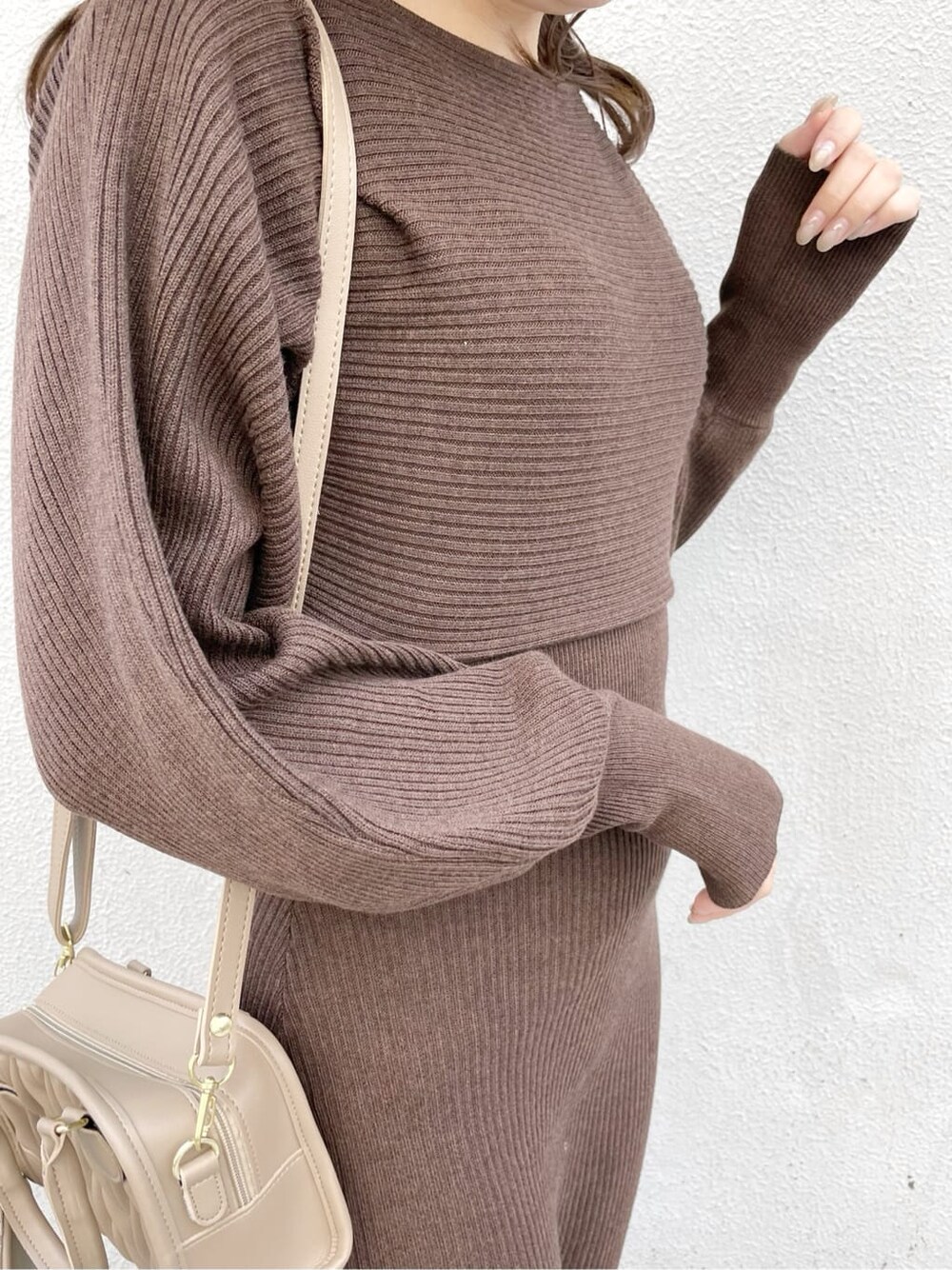 ブラウン系のワンピース、ブルー系のその他アウター、ベージュ系のブーツを着用したレディースの秋コーディネートの10枚目の写真