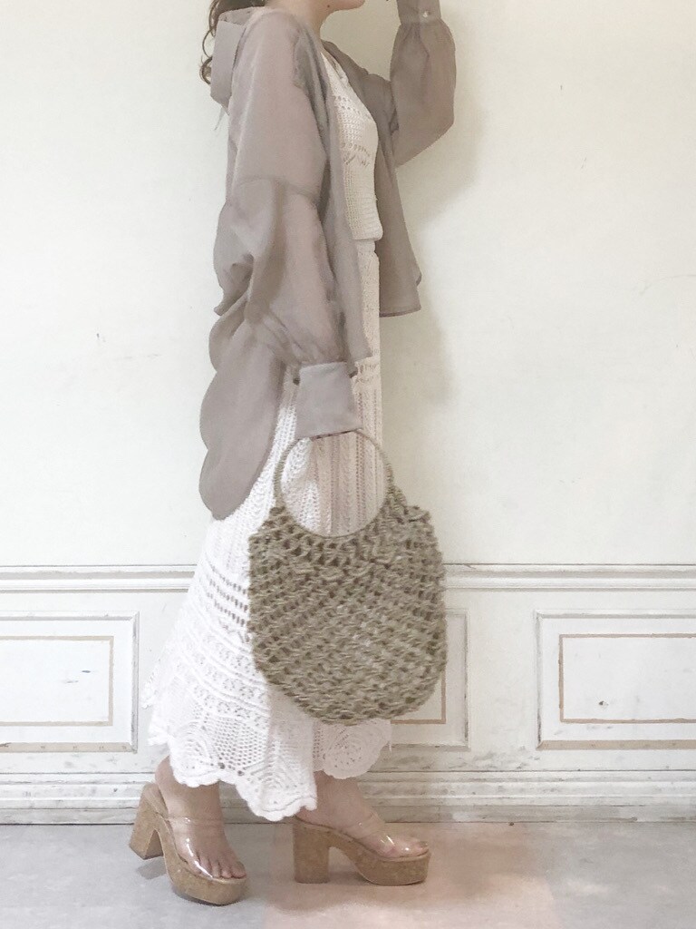 ベージュ系のハンドバッグ、ベージュ系のシャツ/ブラウス、ホワイト系のスカートを着用したレディースの夏コーディネートの2枚目の写真