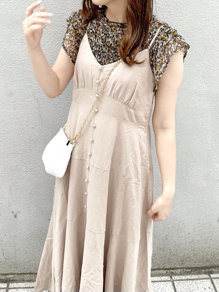 ホワイト系のショルダーバッグ、その他のシャツ/ブラウス、ベージュ系のワンピースを着用したレディースの春コーディネートの6枚目の写真