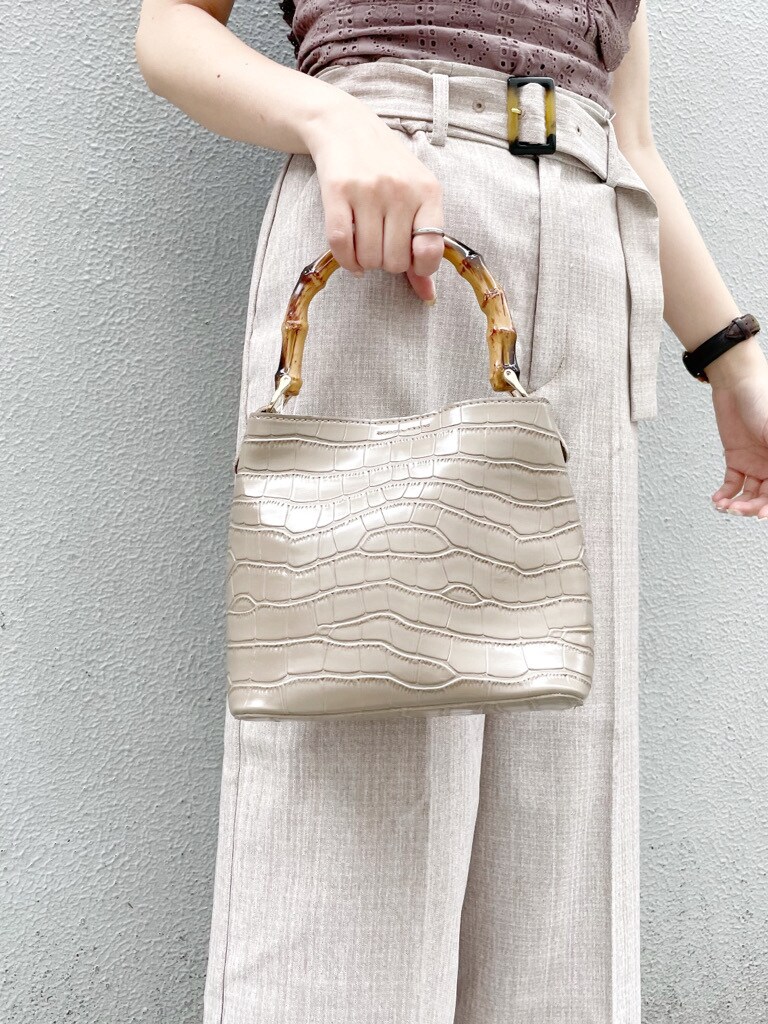 ベージュ系のシャツ/ブラウス、ブラウン系のその他パンツ、その他のサンダルを着用したレディースの春コーディネートの9枚目の写真