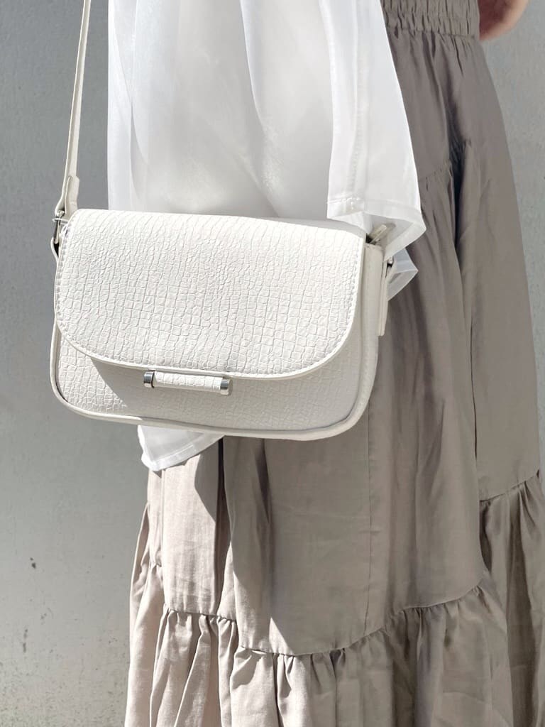 ホワイト系のショルダーバッグ、パープル系のサンダル、ベージュ系のワンピースを着用したレディースの春コーディネートの5枚目の写真