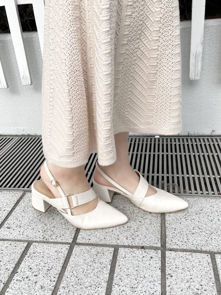 グレー系のトレンチコート、ホワイト系のワンピース、ホワイト系のパンプスを着用したレディースの春コーディネートの10枚目の写真