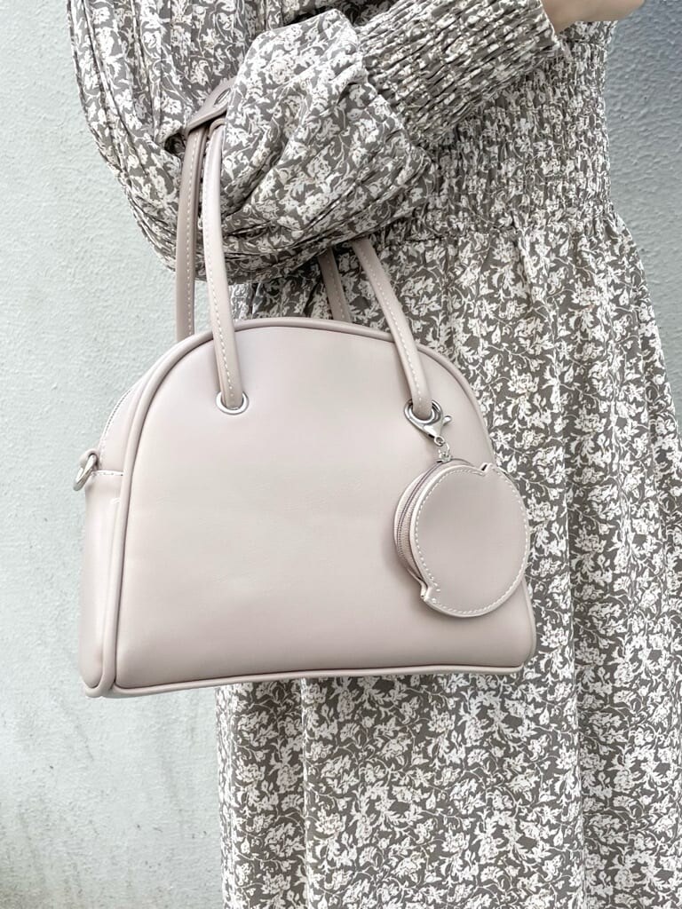 ホワイト系のワンピース、ホワイト系のライダースジャケット、ホワイト系のパンプスを着用したレディースの冬コーディネートの8枚目の写真