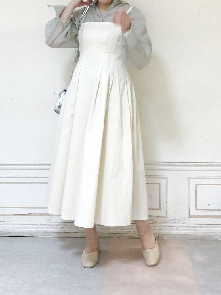 ホワイト系のワンピース、ホワイト系のパンプス、シルバー系のショルダーバッグを着用したレディースの春コーディネートの2枚目の写真