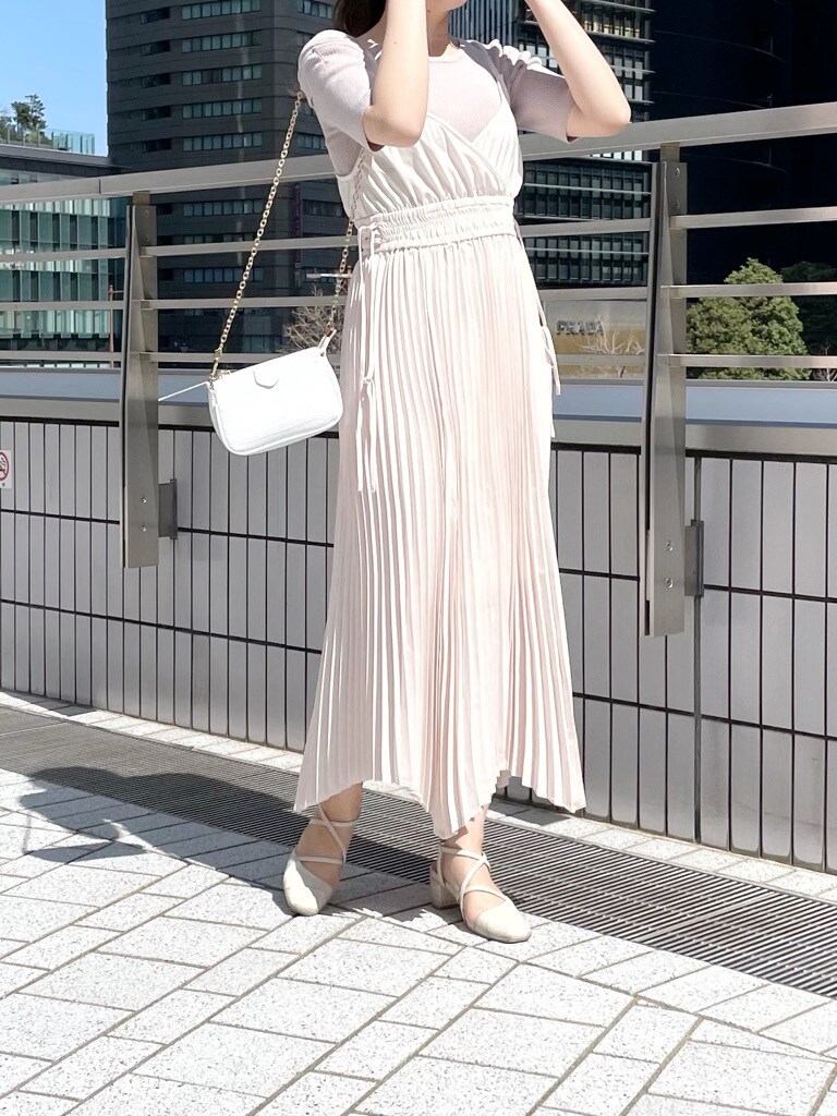 ピンク系のニット/セーター、ホワイト系のショルダーバッグ、ホワイト系のパンプスを着用したレディースの春コーディネートの2枚目の写真