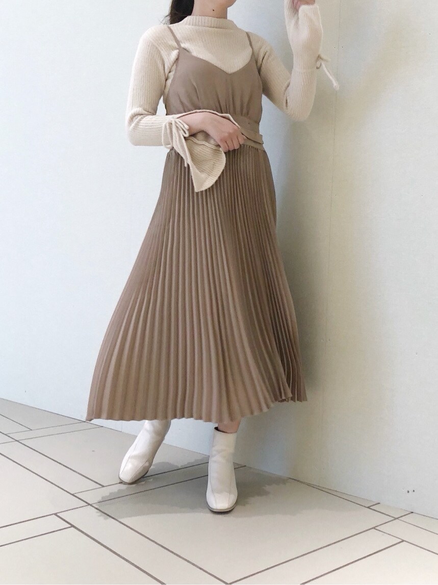 ホワイト系のブーツ、ベージュ系のワンピース、ホワイト系のニット/セーターを着用したレディースの冬コーディネートの4枚目の写真