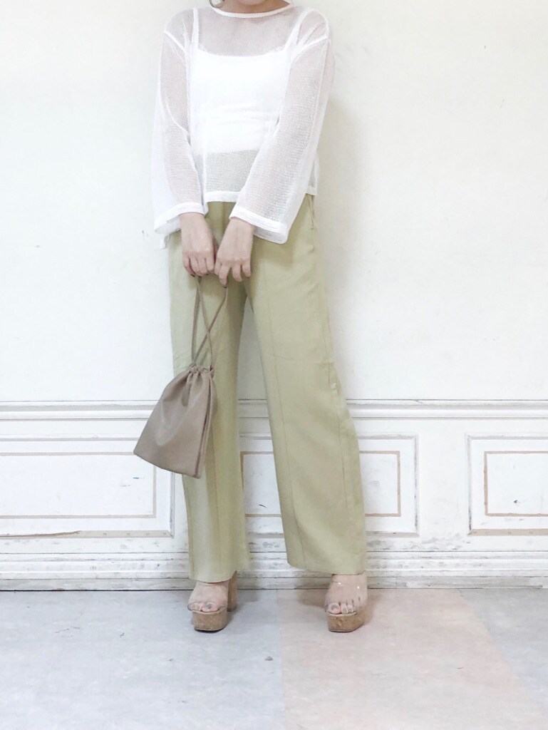 グリーン系のその他パンツ、ベージュ系のハンドバッグ、ホワイト系のTシャツ/カットソーを着用したレディースの夏コーディネートの2枚目の写真