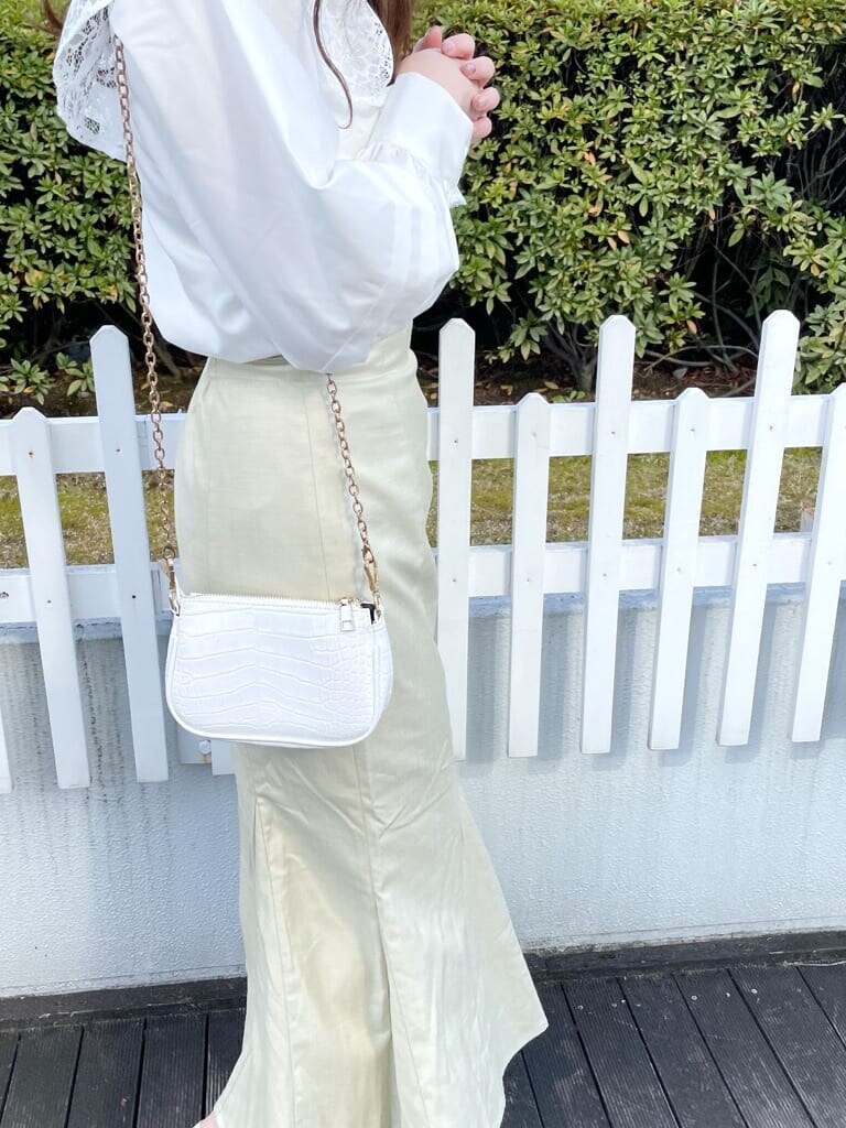 ホワイト系のシャツ/ブラウス、グリーン系のスカート、ホワイト系のパンプスを着用したレディースの春コーディネートの5枚目の写真