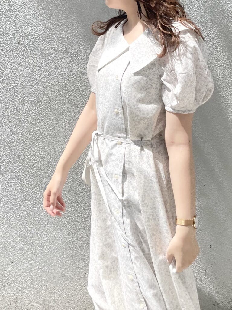 その他のサンダル、ホワイト系のショルダーバッグ、ホワイト系のワンピースを着用したレディースの春コーディネートの6枚目の写真