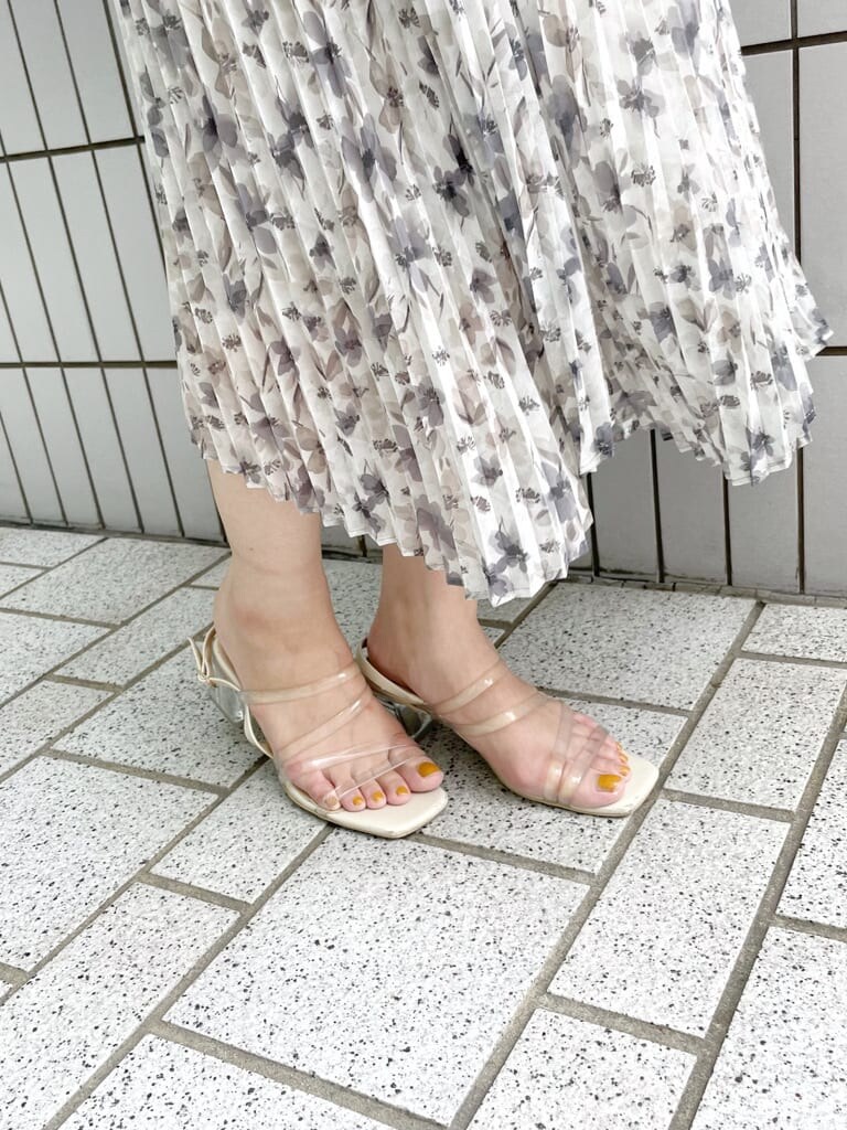 グレー系のハンドバッグ、その他のサンダル、グリーン系のTシャツ/カットソーを着用したレディースの夏コーディネートの8枚目の写真