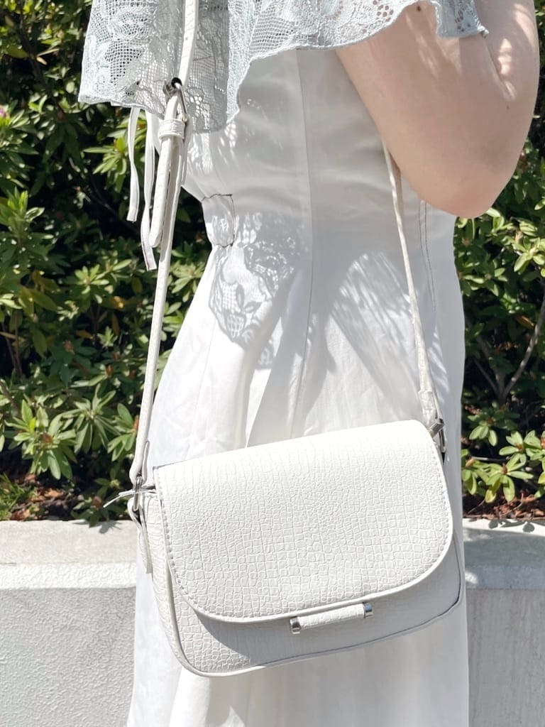 ホワイト系のパンプス、ホワイト系のショルダーバッグ、グレー系のシャツ/ブラウスを着用したレディースの春コーディネートの7枚目の写真