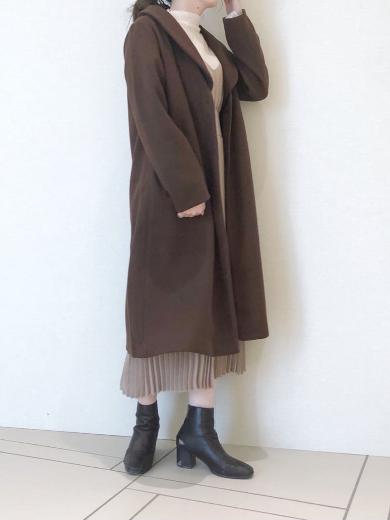 ベージュ系のワンピース、ホワイト系のブーツ、ブラウン系のその他アウターを着用したレディースの冬コーディネートの5枚目の写真